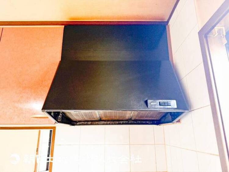 内装 【レンジフード】臭いを強力に排気してくれるレンジフードはお手入れも楽です！