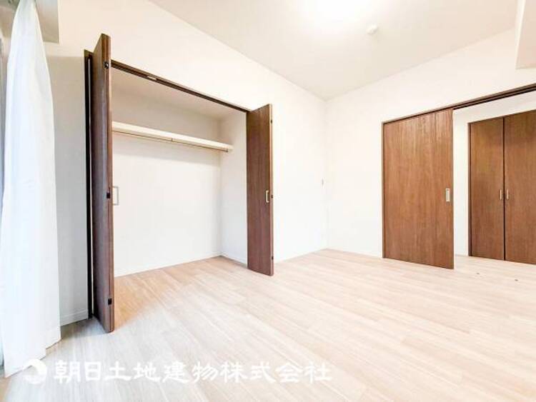 内装 【居室】一人で過ごす空間は音楽を聴いたり読書をしたりと趣味を楽しめる空間です。