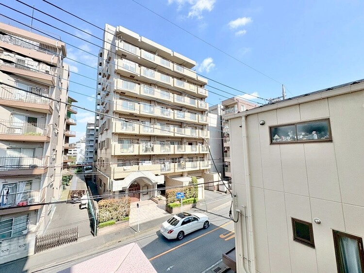 バルコニー 窓を開けると広がる青空。心をリフレッシュして日々を過ごしていきましょう。