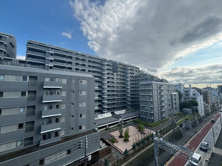 バルコニー 窓を開けると広がる青空。心をリフレッシュして日々を過ごしていきましょう。