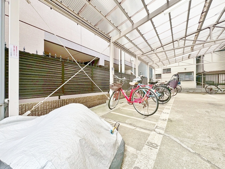 設備 きちんと整備された駐輪場。住む方の心遣いが感じられます。