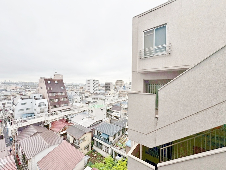 バルコニー 窓を開けると広がる青空。心をリフレッシュして日々を過ごしていきましょう。