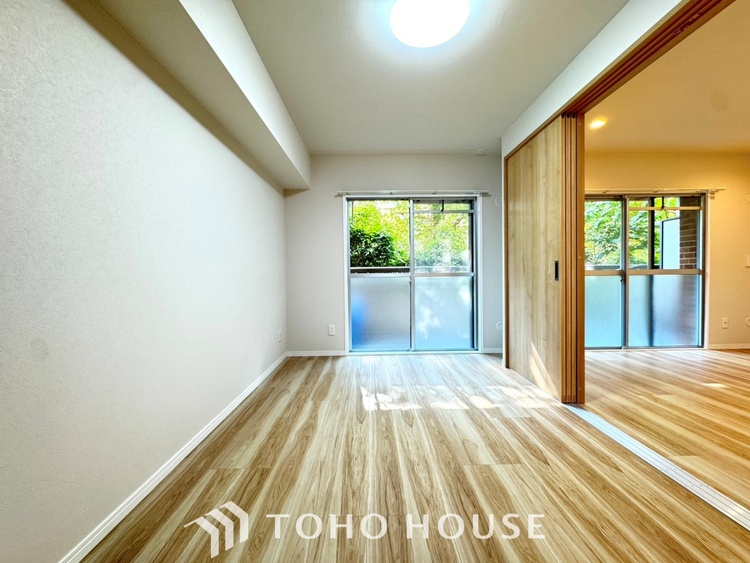 内装 風の通り道。舞い込んでくる風が優しく躍り、室内に爽やかな空気を運んでくる。そこに季節の息吹を感じて、いまがどんな季節なのかを実感する。