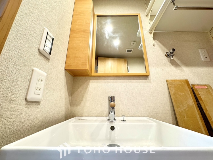 洗面 【Wash basin】十分な大きさの洗面台は収納力大。身だしなみチェックや歯磨きなど、朝の慌ただしい時間でも余裕とゆとりを感じられる。