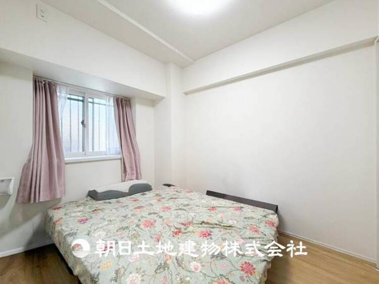 内装 【居室】 爽やかな空間演出とセンス良く纏められた室内は良質な寛ぎ空間。そこで暮らす大切な人達のことを考え造りこんだ空間は日々の生活に安らぎを与えてくれます。 