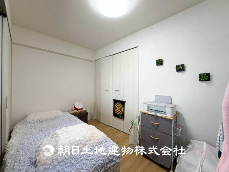内装 【居室】 大切なご家族、招いた友人と過ごす大切な時間を差し込む光が優しく包み込む空間。大切な人とともに、心穏やかに過ごすひとときを味わってください。 