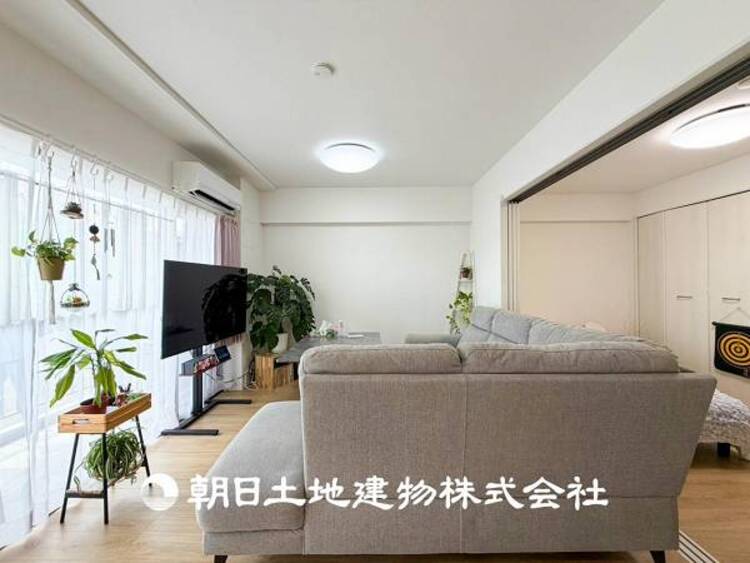 居間 【リビング】 開放的で明るい空間が広がるLDK。リビングには暖かな太陽が降り注ぎ、爽やかな住空間です。お友達を呼んでお茶をしたり、一緒に料理を楽しみながら楽しい時間を。 