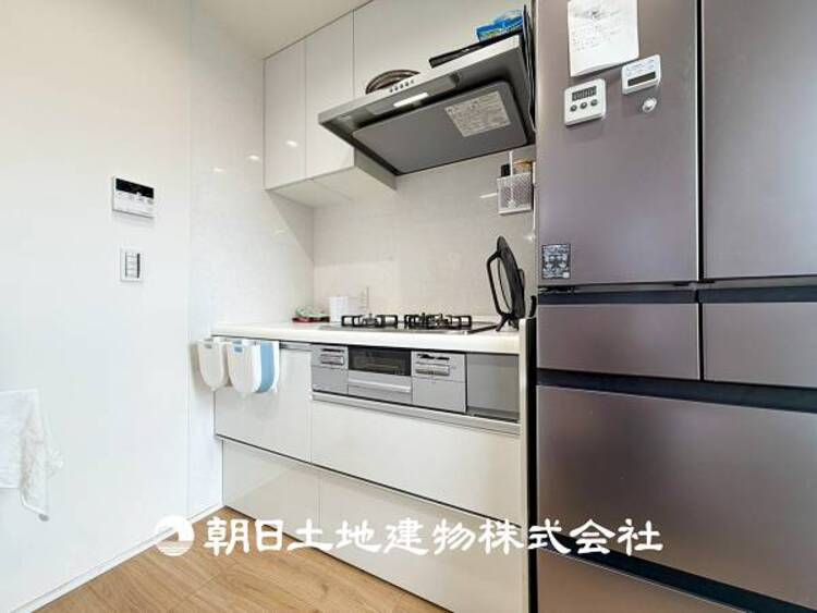キッチン 【キッチン】 シンプルで使いやすいデザインにこだわったキッチン。プライベートスペースを彩るインテリアとしての美しさと、快適な日常を支える機能性と強さがひとつになった自慢のキッチンです。 