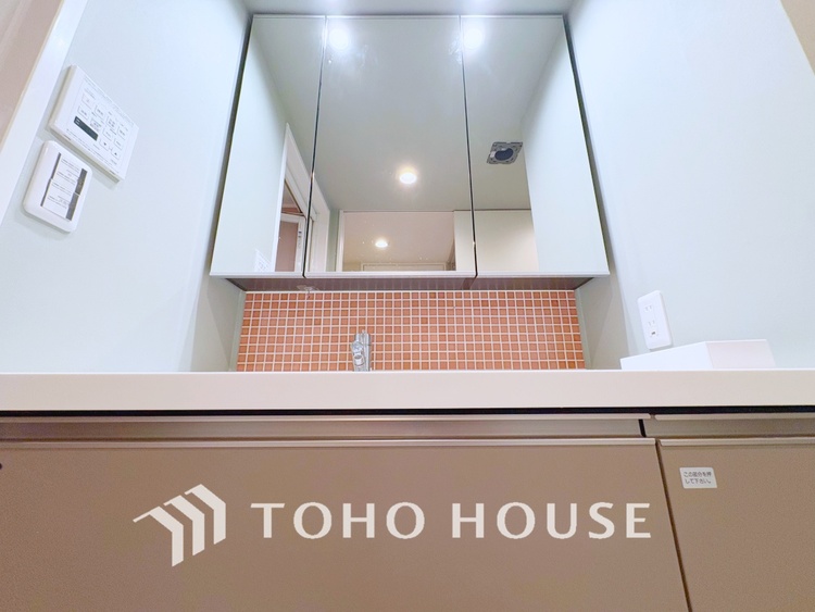 洗面 【WASHROOM】◆快適◆煌びやかな暮らしの中にも忘れたくない快適さ。大きな収納が助けてくれます