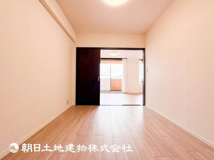 内装 【居室】爽やかな空間演出とセンス良く纏められた室内は素敵な寛ぎ空間です。