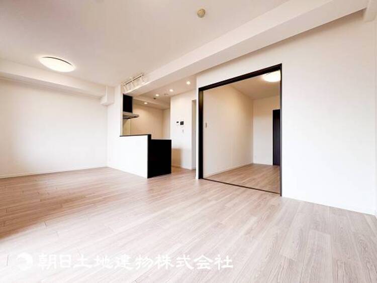 居間 【リビング】大切なご家族、招いた友人と過ごすひと時を溢れる光が優しく包み込む空間。