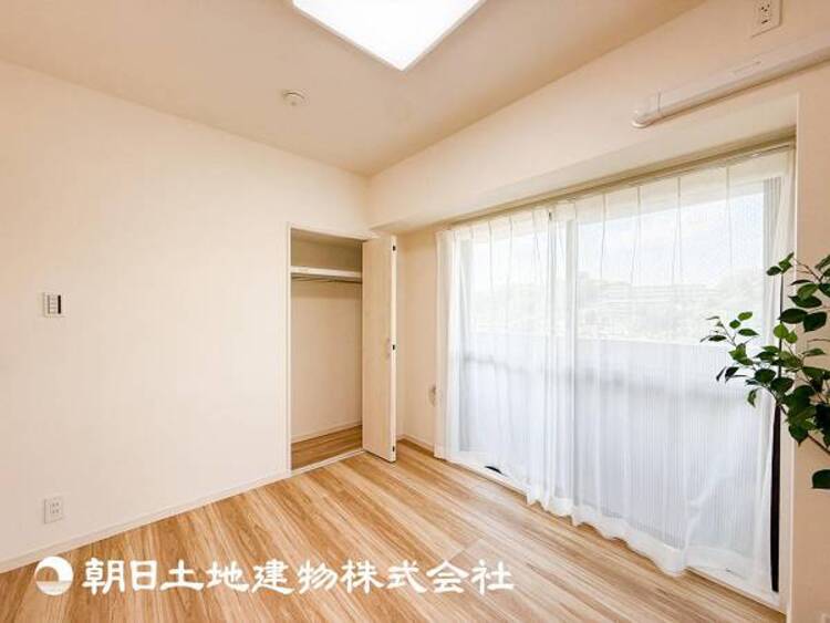 内装 【居室】一人で過ごす空間は音楽を聴いたり読書をしたりと趣味を楽しめる空間です。