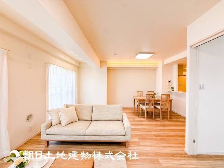 居間 【リビング】大切なご家族、招いた友人と過ごすひと時を溢れる光が優しく包み込む空間。