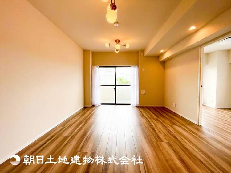 居間 【リビング】大切なご家族、招いた友人と過ごすひと時を溢れる光が優しく包み込む空間。