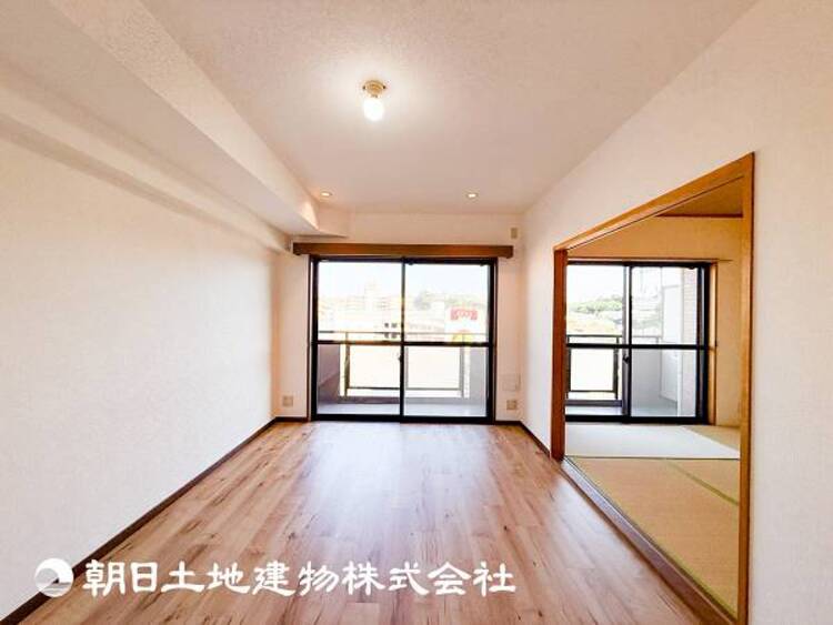 居間 【リビング】大切なご家族、招いた友人と過ごすひと時を溢れる光が優しく包み込む空間。