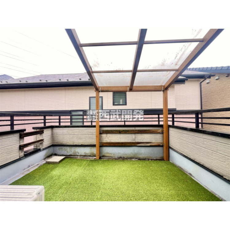 バルコニー 大型バルコニーにパーゴラ屋根設置しております。