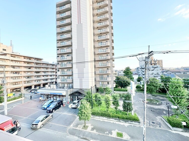 バルコニー 窓を開けると広がる青空。心をリフレッシュして日々を過ごしていきましょう。