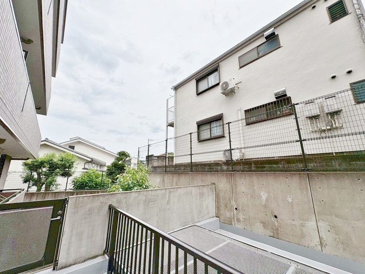 バルコニー 窓を開けると広がる青空。心をリフレッシュして日々を過ごしていきましょう。