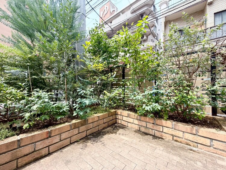 その他 マンションの敷地内には、中庭もございます。