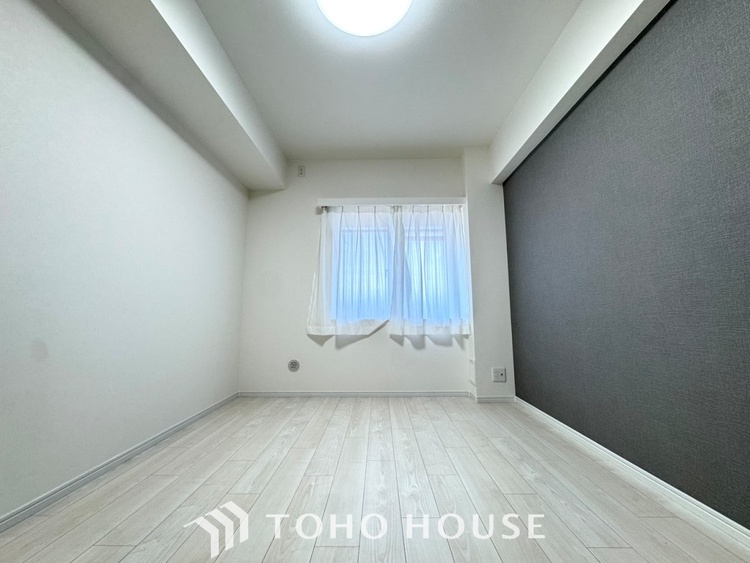 内装 【Decorative lighting】上質に仕上げられた室内。オフ・ホワイトの壁を背にした観葉植物の葉をそっと置かれたインテリア・ライトが照らし出しています。少しお洒落な暮らしをしてみませんか。