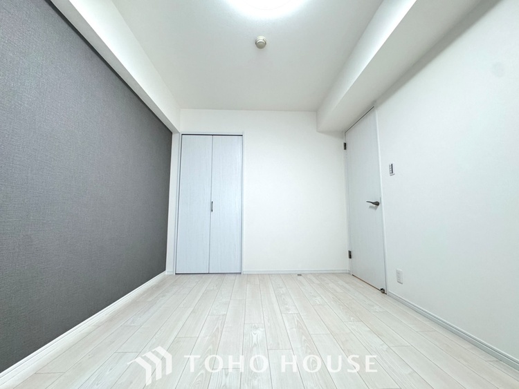 内装 【Ease】家族個々の安らぎの空間。プライベートなBedRoomは暮らす方の感性で造り上げたいもの。誰もが好みで飾れるシンプルな室内に仕上げてあります。