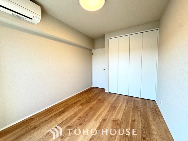 内装 【Ease】家族個々の安らぎの空間。プライベートなBedRoomは暮らす方の感性で造り上げたいもの。誰もが好みで飾れるシンプルな室内に仕上げてあります。
