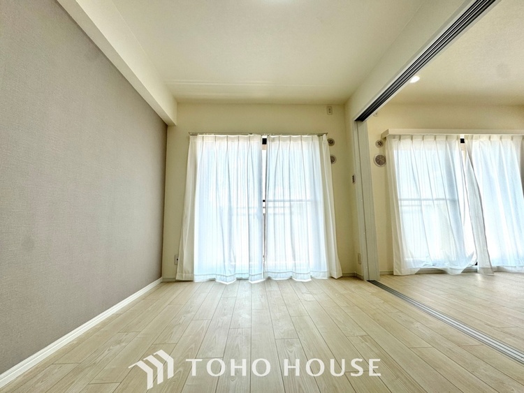 内装 【Quietness】プライベートなお部屋では静かに時を過ごしたい。読書をして、物思いにふける・・光りに満たされた安らぎの空間をがここにはあります。