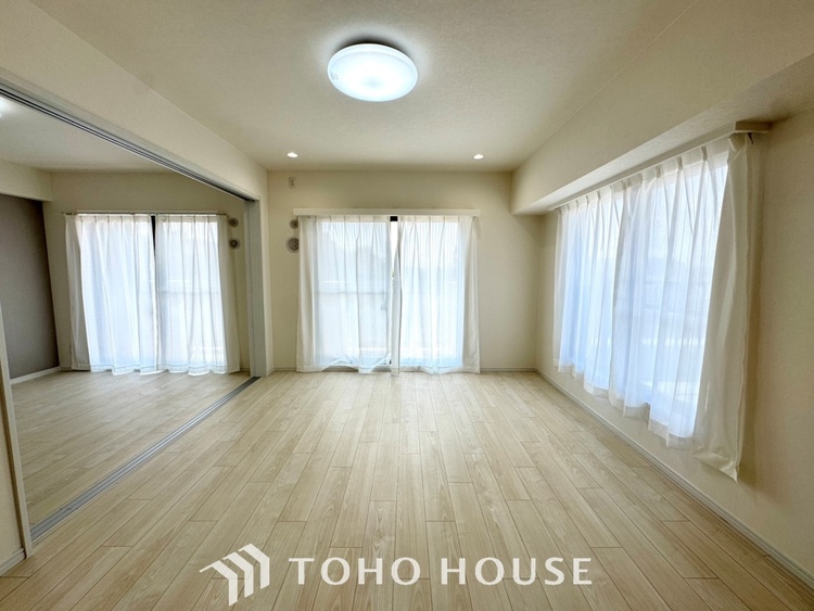 内装 【Decorative lighting】上質に仕上げられた室内。オフ・ホワイトの壁を背にした観葉植物の葉をそっと置かれたインテリア・ライトが照らし出しています。少しお洒落な暮らしをしてみませんか。