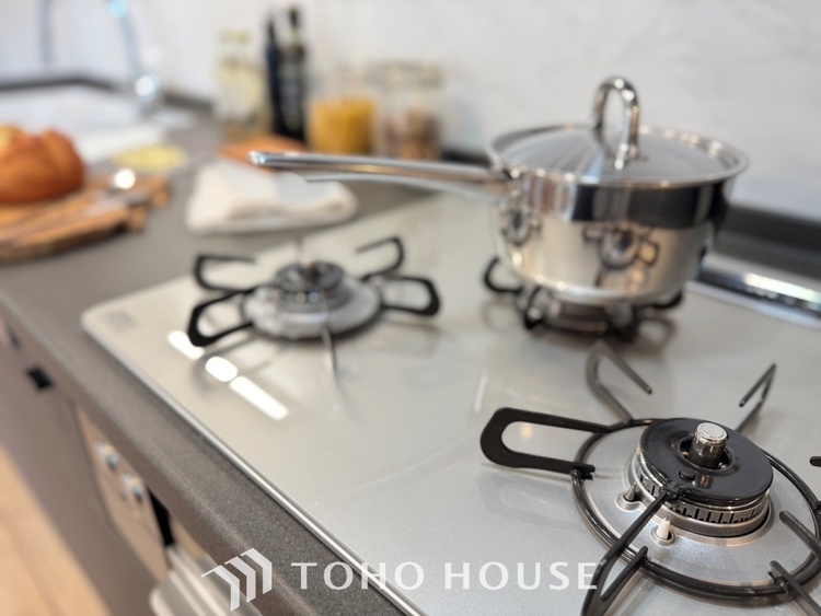 キッチン 【Kitchen】美しく使いやすいキッチンは油汚れが簡単に拭き取れる素材で加工されており、浄水器シャワーから流す水の音を軽減する静かなシンクを採用。見えないところにさり気ない配慮が嬉しい