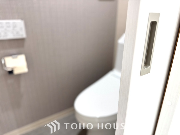 トイレ 【toilet】トイレットペーパーの使用回数を減らせることです。 シャワートイレを使用すれば、洗浄して汚れを落とすことができるため、トイレットペーパーの使用を最小限にとどめることができます。