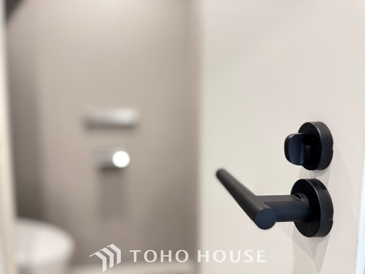 トイレ 【toilet】トイレットペーパーの使用回数を減らせることです。 シャワートイレを使用すれば、洗浄して汚れを落とすことができるため、トイレットペーパーの使用を最小限にとどめることができます。