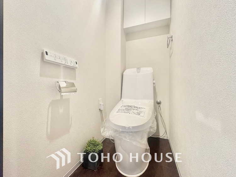 トイレ 【RESTROOM】ホワイト調のクロスと温もり溢れるモダンカラーの床材が見事に調和した本邸宅は、毎日の生活を少しでも快適に過ごして頂ける様に落ち着いた雰囲気作りから行っています。