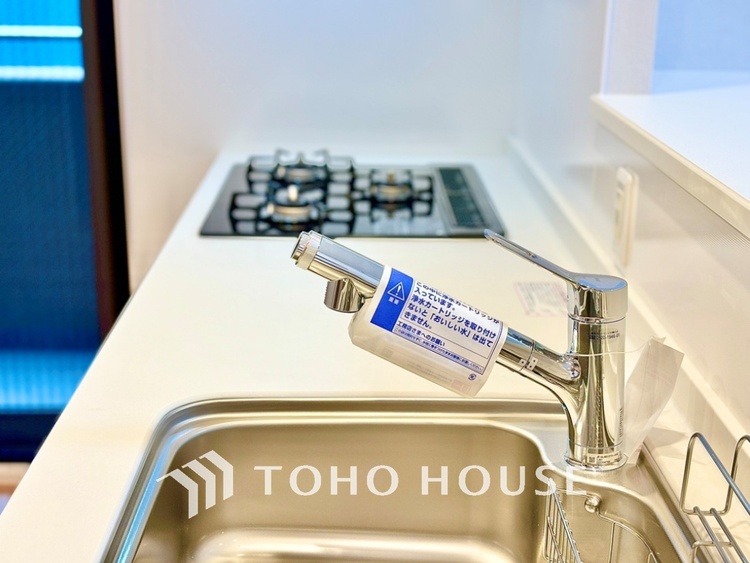 キッチン 浄水器内蔵・可動式のシャワーヘッド。水はねや大きな洗い物も計算したシンク。システムキッチンは家事をずっと楽にしてくれる。