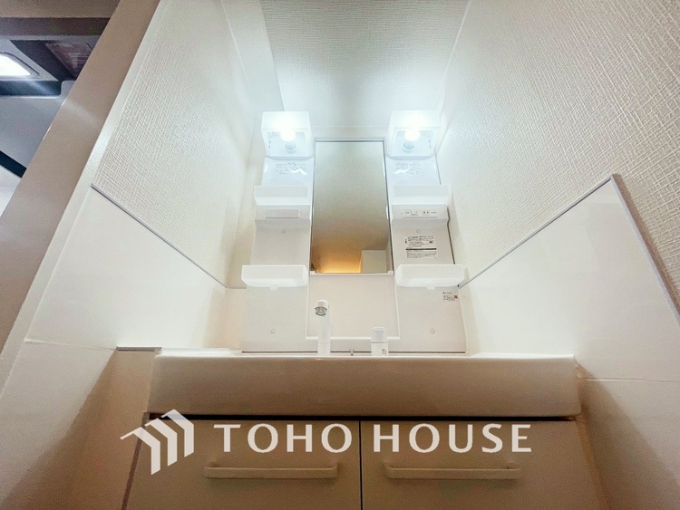 洗面 【WASHROOM】◆快適◆煌びやかな暮らしの中にも忘れたくない快適さ。大きな収納が助けてくれます。