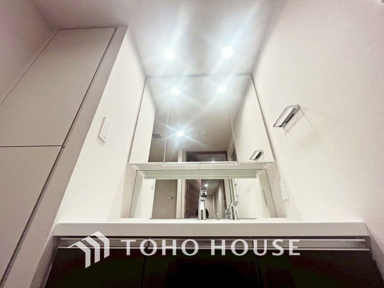 洗面 【WASHROOM】◆快適◆煌びやかな暮らしの中にも忘れたくない快適さ。大きな収納が助けてくれます。