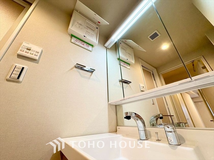 洗面 【WASHROOM】◆快適◆煌びやかな暮らしの中にも忘れたくない快適さ。大きな収納が助けてくれます。
