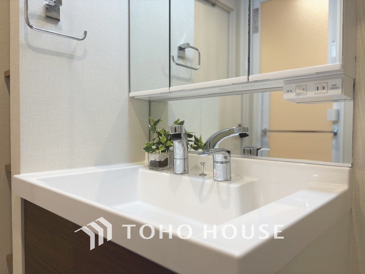 洗面 【WASHROOM】◆快適◆煌びやかな暮らしの中にも忘れたくない快適さ。大きな収納が助けてくれます。