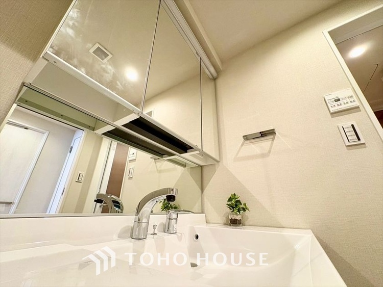 洗面 【WASHROOM】◆快適◆煌びやかな暮らしの中にも忘れたくない快適さ。大きな収納が助けてくれます。