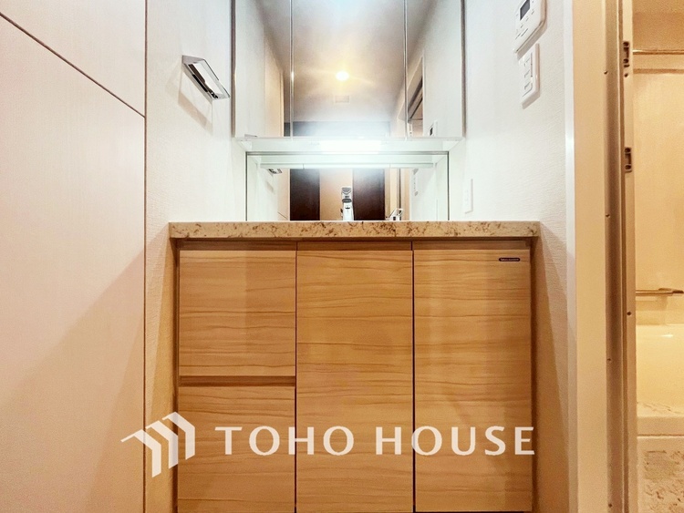 洗面 【WASHROOM】◆快適◆煌びやかな暮らしの中にも忘れたくない快適さ。大きな収納が助けてくれます。