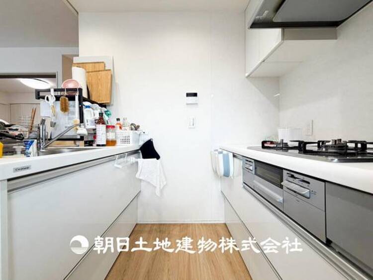 キッチン 【キッチン】 住宅の主役でもあり、日常生活を過ごす上で重要な水回りでもあるからこそ機能性・デザイン性に拘りました。お掃除のしやすいシステムキッチンを設置しました。 
