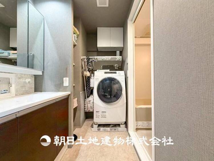 洗面 【洗面化粧台】 落ち着いた清潔感のある空間は、身だしなみチェックや肌のお手入れに適しています。収納も十分にあり、スッキリとした印象の良い空間を作りました。時間に余裕とゆとりを持たせます。 