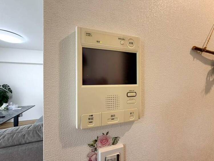 設備 【モニター付きインターホン】 モニター付きインターホンで来客者の顔が見れるのでお子様の留守番時にも安心できます 