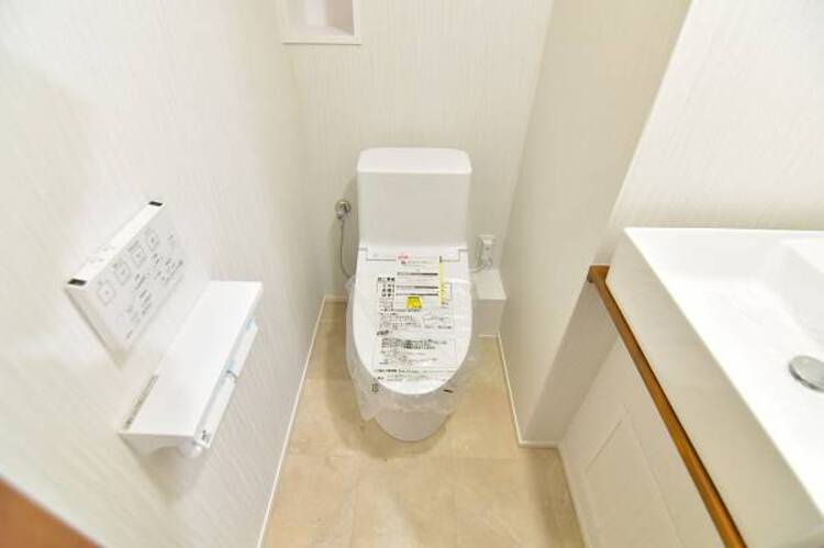 トイレ 広々としたトイレ空間で、圧迫感を感じることなく快適に使用できます。