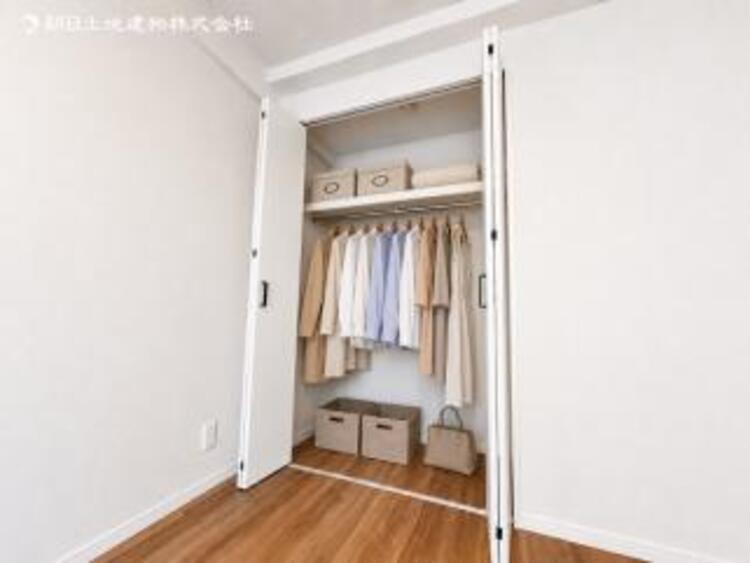 収納 衣類をスッキリ整理！居室に備え付けの収納で、いつでも片付いた広々空間を実現。快適な暮らしをサポートします！ 