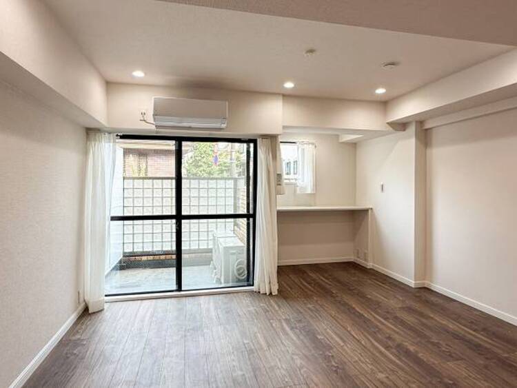 居間 リビングとつながるお部屋は、お友達が遊びに来た時にも使えますし、ちょっと疲れた時にお昼寝できるのも嬉しいですね。