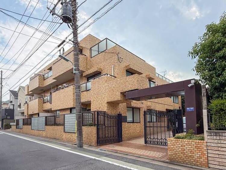 外観 落ち着いた住環境に佇むマンション。ぜひ現地でご確認ください。