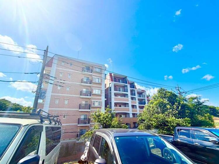 外観 爽やかな青空の下に贅沢なほどに降り注ぐ陽光、豊かな居住性とクオリティが見事に調和した住空間は住まうことの喜びを感じさせてくれます。
