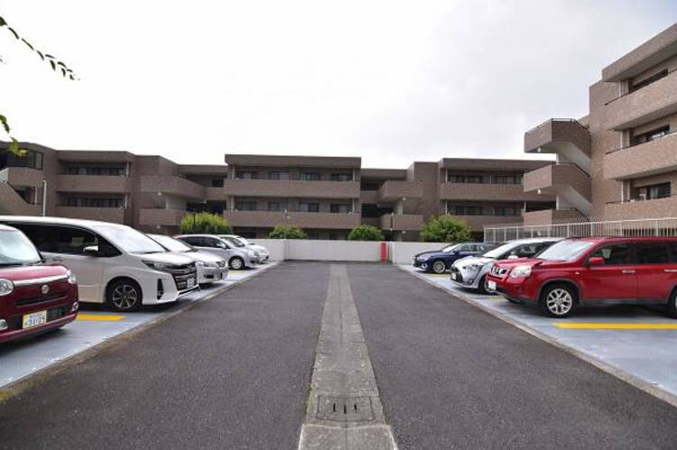 駐車場 車の出し入れもスムーズな使い勝手の良い駐車スペースです。