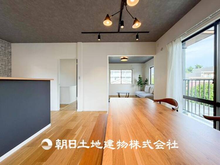 居間 【リビング】リビングにはみんなが集い食事や楽しい会話でついつい時を忘れてしまう。そんな束の間の幸せを感じさせてくれる場所