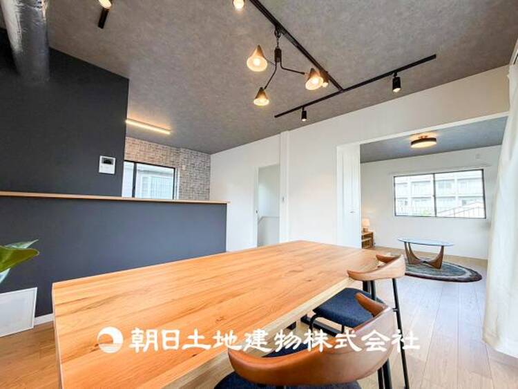 居間 【リビング】開放的で明るい空間が広がるLDK。リビングには潤沢な太陽が降り注ぎ、爽やかな住空間を演出できます